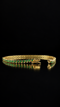 Brazalete tipo tenis de oro con esmeraldas