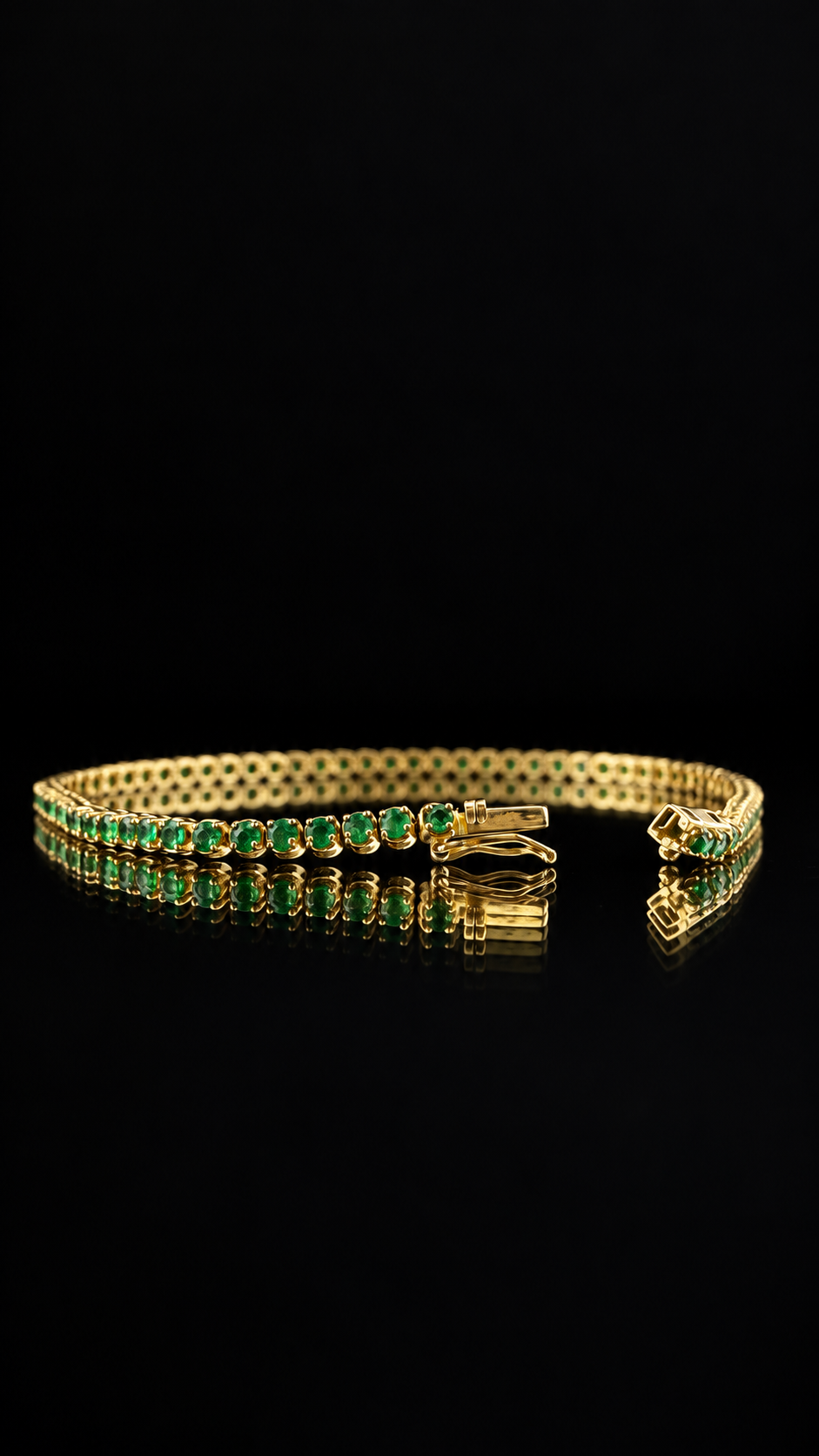 Brazalete tipo tenis de oro con esmeraldas