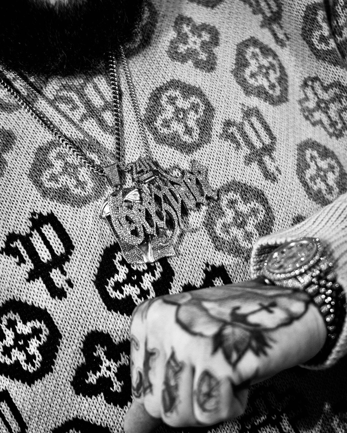 Dije y cadenas Orlisse con reloj